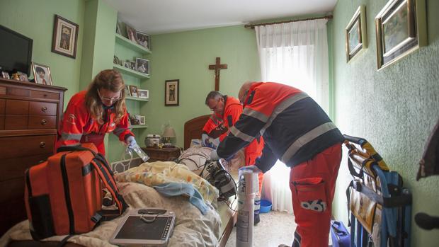 El equipo del doctor Fernando Ayuso atiende a una persona en su casa