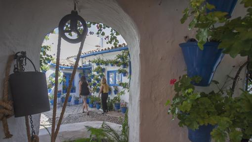 Dos turistas disfrutan del Museo de los Patios