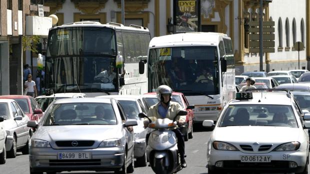 Dos autobuses escolares circulan por el centro de la capital