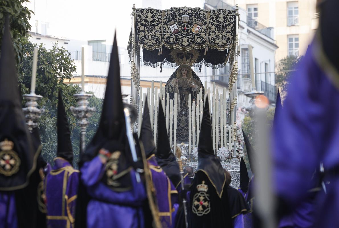 Nazarenos del Caído ante la Virgen del Mayor Dolor