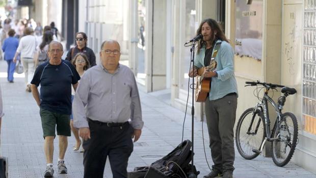 Un guitarrista canta en el Centro de Córdoba