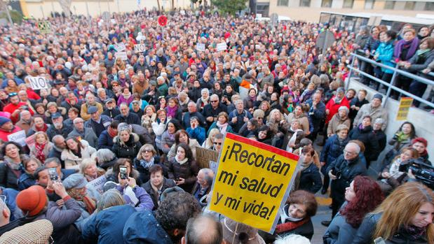 Manifestación que ha tenido lugar durante la reunión de Salud con los sindicatos