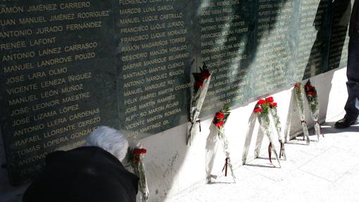 Muro de la memoria en el cementerio de La Salud