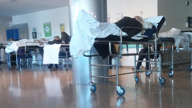 Interior de Urgencias donde había pacientes que llevaban ya cinco horas esperando con dolores