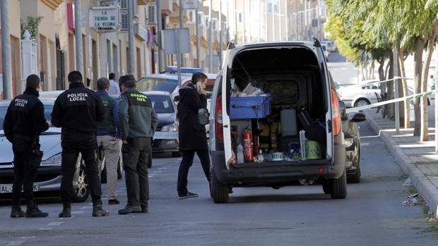 Agentes de la Guardia Civil ante la vivienda de Huércal de Almería donde fue hallada muerta la víctima