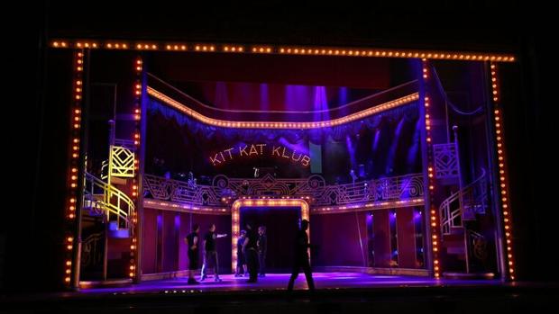 M0ntaje del escenario de «Cabaret» en el Gran Teatro de Córdoba