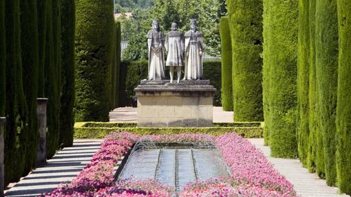 Estatua de Colón y los Reyes Católicos en los jardines del Alcázar