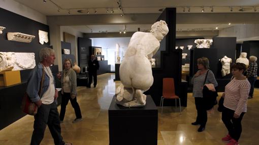 Un grupo de visitantes en el Museo Arqueológico de Córdoba