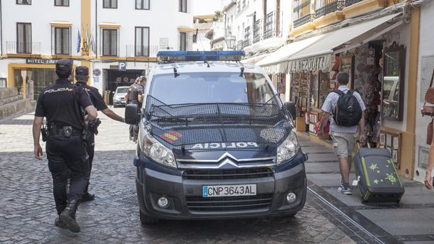 Agentes de la Policía Nacional de patrulla por la ciudad