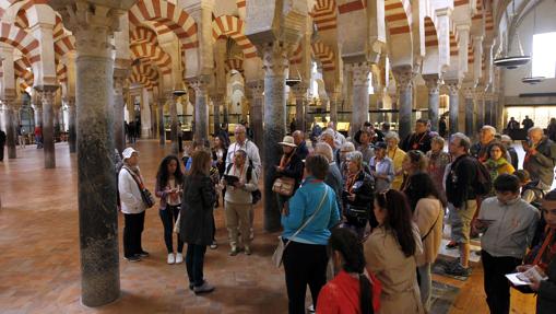 Turistas en la Mezquita-Catedral de Córdoba