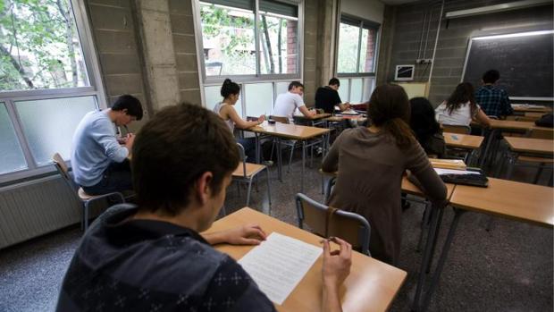 Un alumno durante un examen