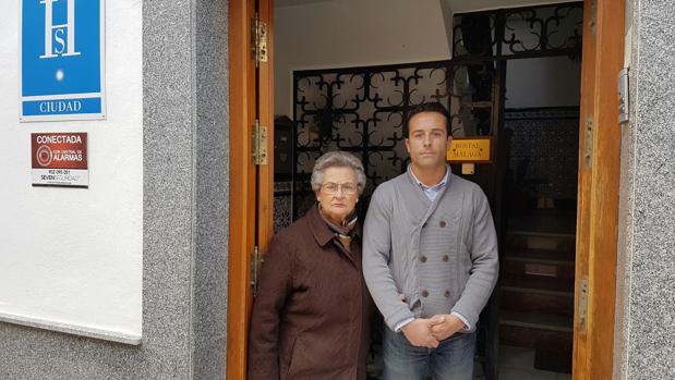 Alejandro y su madre Josefa, en el hostal heredado de su padre en Arcos de la Frontera