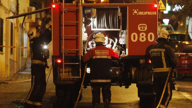 Bomberos cordobeses en una actuación de incendio de archivo