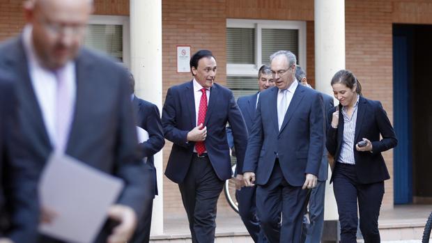 Gómez Villamandos junto al presidente del Parlamento andaluz, Juan Pablo Durán