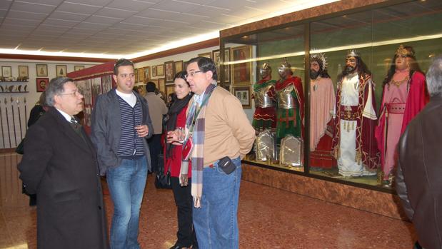 Visita a un cuartel de Puente Genil en una jornada de puertas abiertas