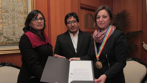 La alcaldesa recibe la medalla de Cuzco de los concejales peruanos