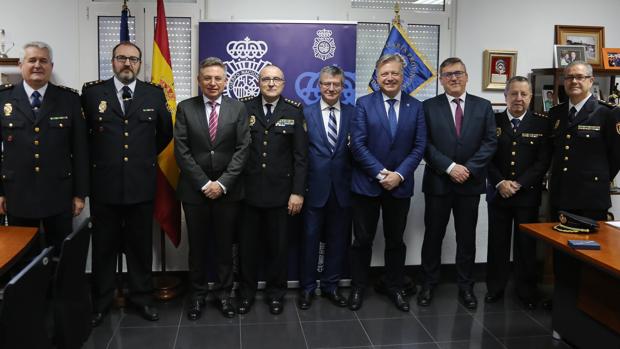 Foto de familia de autoridades y Policía Nacional con el fiscal tras la entrega de la Cruz al Mérito Policial