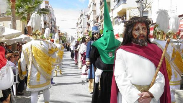 Desfile de figuras bíblicas en la Semana Santa de Puente Genil