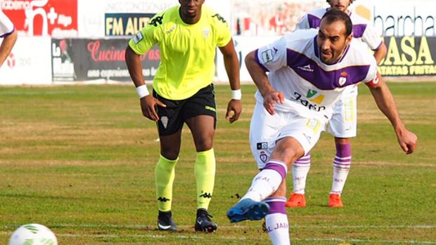 Uno de los penaltis que transformó el Jaén ante el Córdoba B