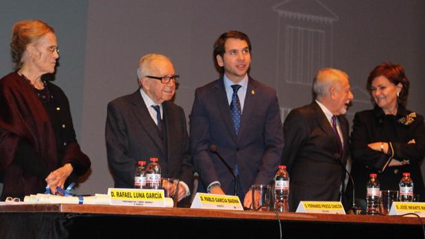 Pablo García Baena (seguinda por la izquierda) en la entrega del premio de poesís «Ciudad de Cabra» 2017