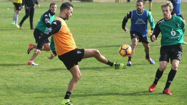 Deivid toca balón en el entrenamiento del Córdoba CF de este martes