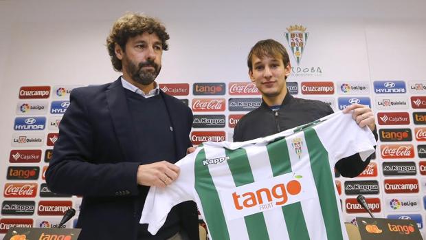 Emilio Vega: «No hubo más fichajes porque desmerecía a los que están en el Córdoba CF»