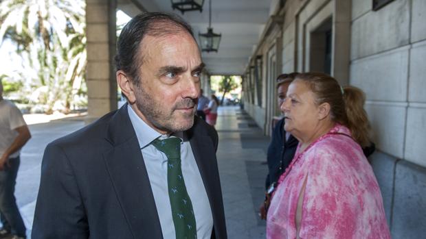 El ex interventor general de la Junta Adolfo García Fernández en el juzgado de Sevilla