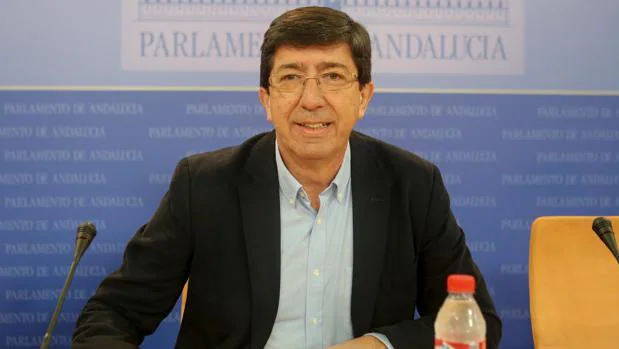 Juan Marín, el portavoz de Ciudadanos, durante la rueda de prensa en el Parlamento