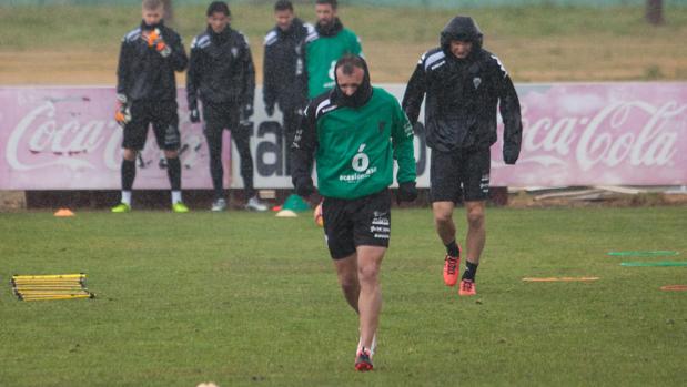 Juli trota en medio de la lluvia