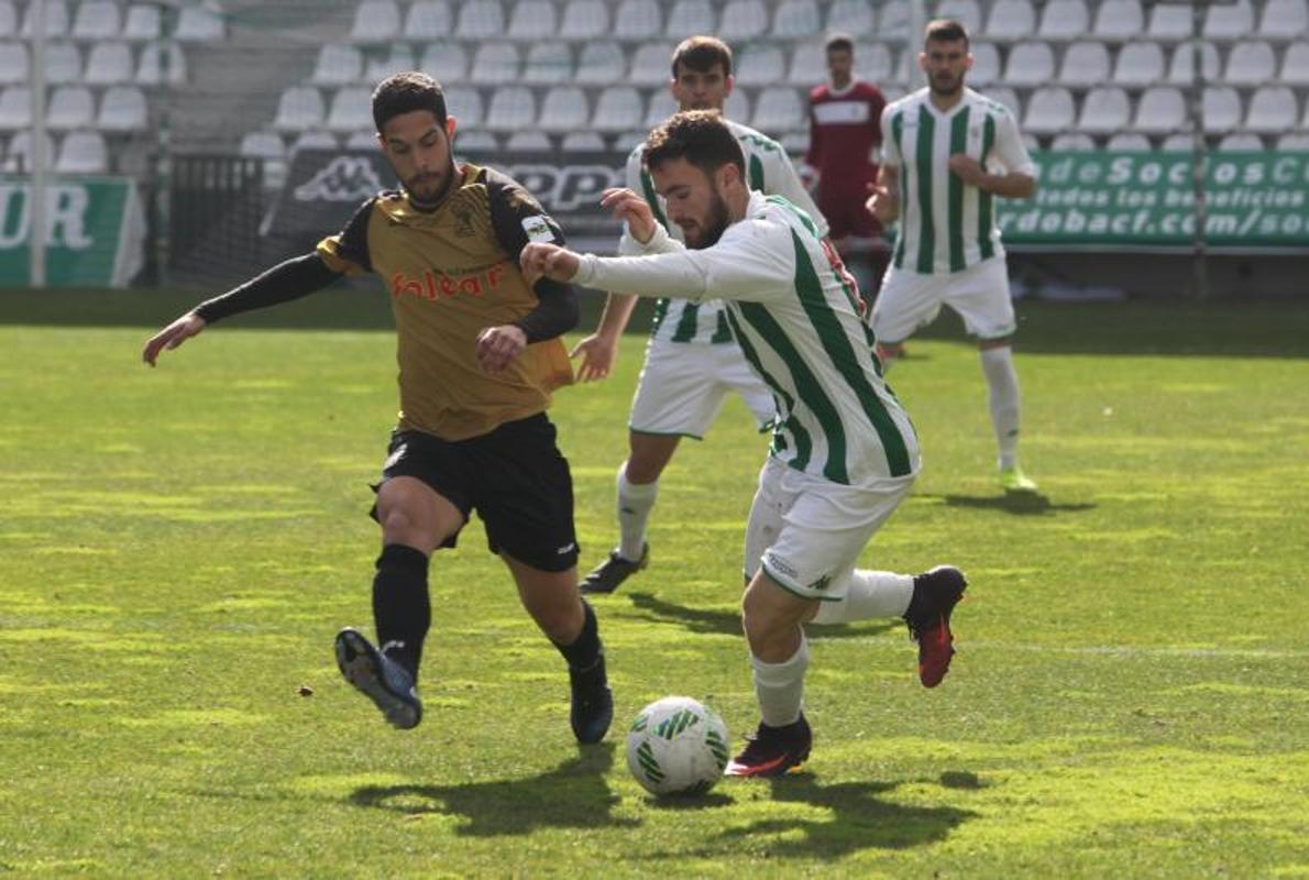 Javi Galán controla el balón