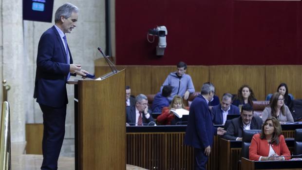 El consejero de Salid, Aquilino Alonso, durante un reciente debate celebrado en el Parlamento andaluz