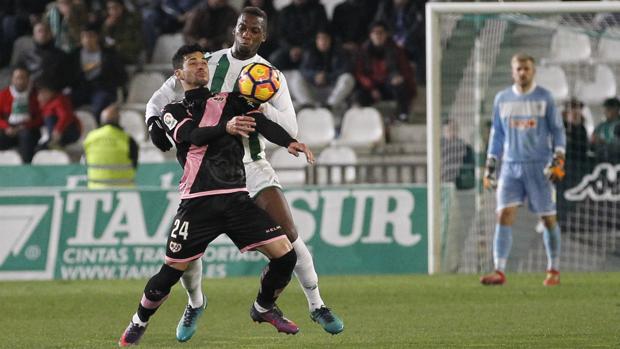 Jonathan Bijimine, central del Córdoba CF, en el partido ante el Rayo