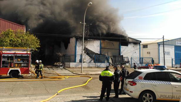 Los bomberos apagan el incendio de la nave industrial de las Quemadas