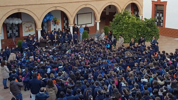 Protesta en un colegio por la amenaza del cierre de unidades de centros concertados