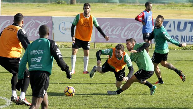 Javi Galán cae al suelo en un entrenamiento del Córdoba CF rodeado de compañeros