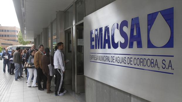 Varias personas a las puertas de la empresa pública de aguas, Emacsa