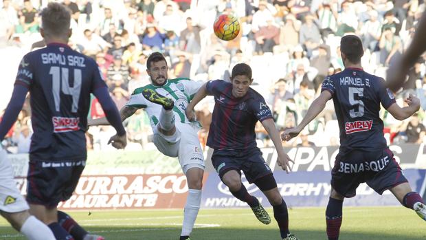 Héctor Rodas corta un balón frente al Huesca