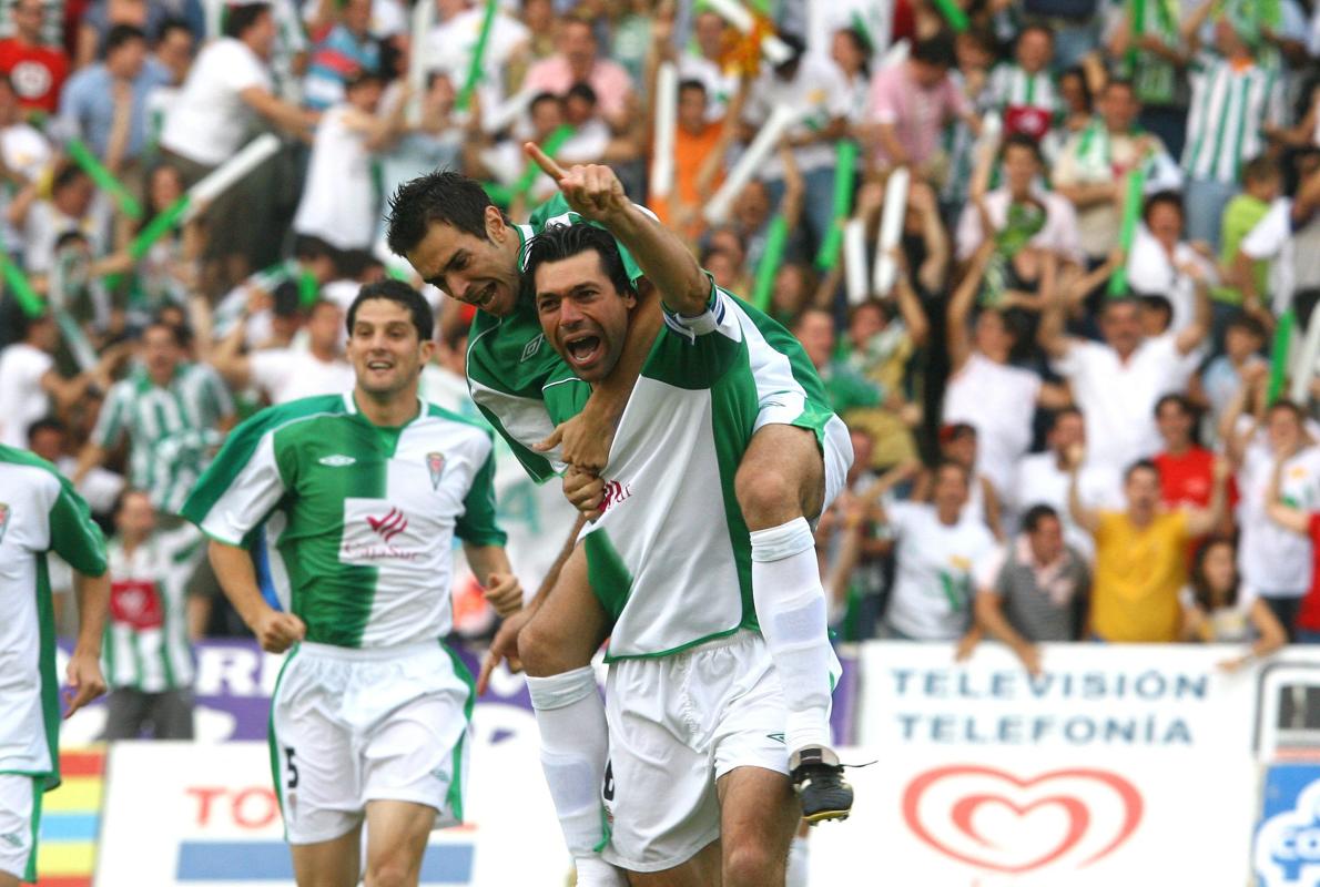 Guzmán abraza a Pierini tras el 1-0