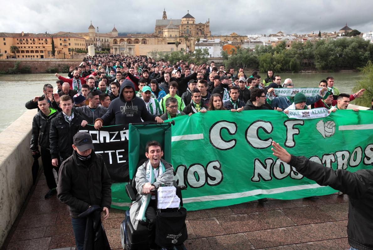 Imagen de la primera concentración de protesta contra la gestión de Carlos González