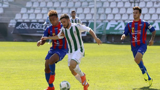 Javi Galán conduce la pelota