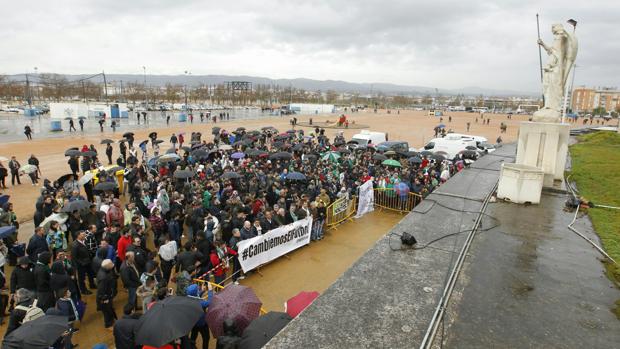 Seguidores del Córdoba CF protestan a las puertas de El Arcángel pese a la lluvia