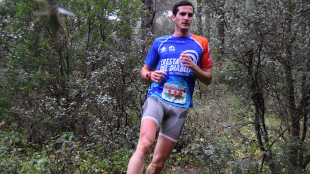 Un corredor en el Trail Villafranca de Córdoba de este domingo