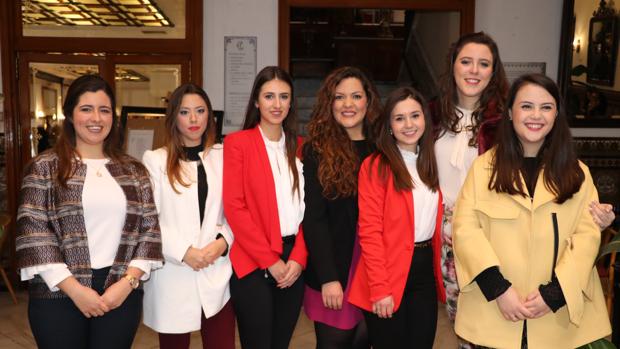 La Aracelitana Mayor (en el centro con falda rosa y chaqueta negra) y su corte de honor