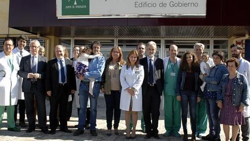 édicos y personal del Reina Sofía junto a la familia de la pequeña Emma, a la derecha