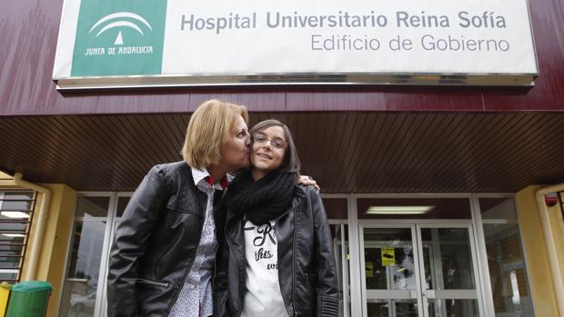 María Mercedes, ante la puerta del Reina Sofía, besa a su hija a la que le donó parte de su hígado