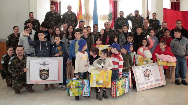 Militares de la Brimz X en la entrega de regalos en uno de los centros de Líbano a los que apoyan