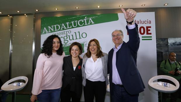 Juan Pablo Durán alza la mano junto a Susana Díaz e Isabel Ambrosio