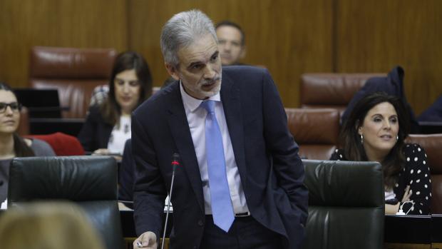 El consejero andaluz de Salud, Aquilino Alonso, durante un reciente debate parlamentario