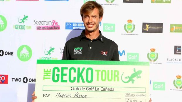 El golfista cordobés Marcos Pastos con el cheque de ganador del Gecko Tour en Guadiaro