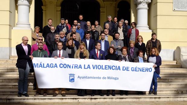 La Corporación del Ayuntamiento de Málaga, durante un minuto de silencio por un crimen machista